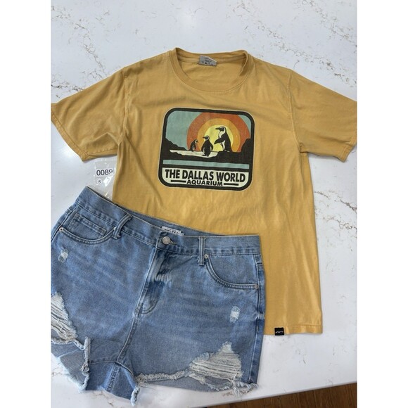 The Dallas World Aquarium T Shirt Mens Small Yellow Short Sleeve Crewneck Cotton - Picture 1 of 3